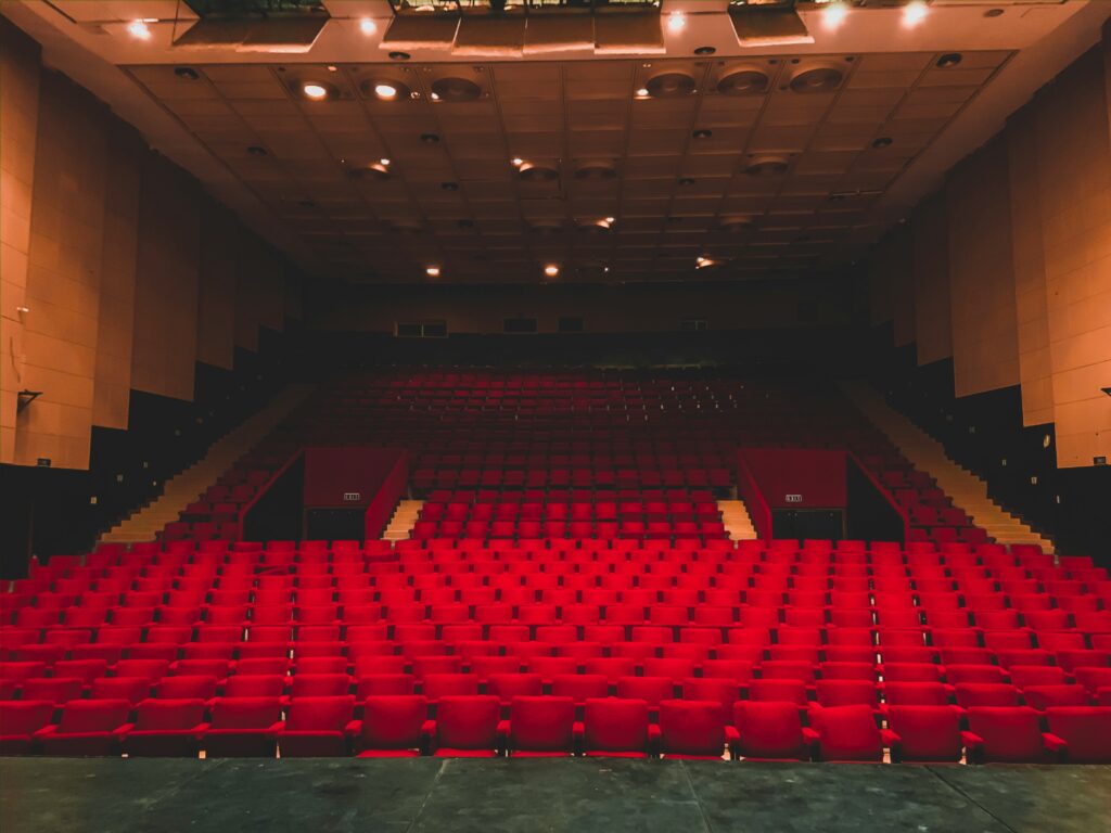 Theaterzaal met rode stoelen en verlaagd plafond - ventileren in het theater - Lucht & Ventilatie