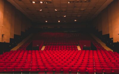 Theaterzaal met rode stoelen en verlaagd plafond - ventileren in het theater - Lucht & Ventilatie