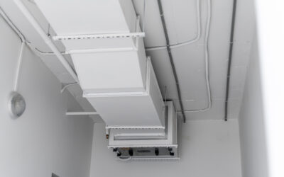 Terugslagklep ventilatie in een geïnstalleerd luchtkanaalsysteem binnen een technische ruimte